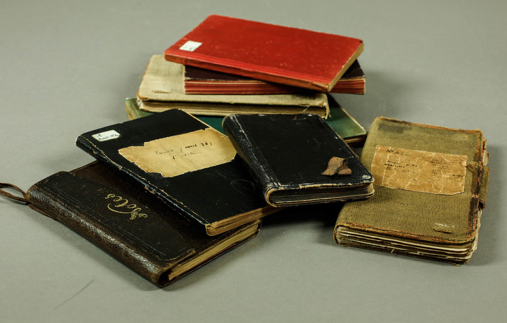 Sept carnets de Paul Vidal de la Blache avec diverses reliures et formats.