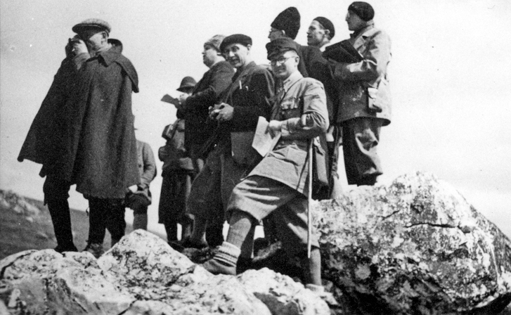 Emmanuel de Martonne sur un rocher avec un groupe, parmi lequel son étudiant Robert Ficheux (1898-2005). Fonds Ficheux, UMR Géographie-cités.
