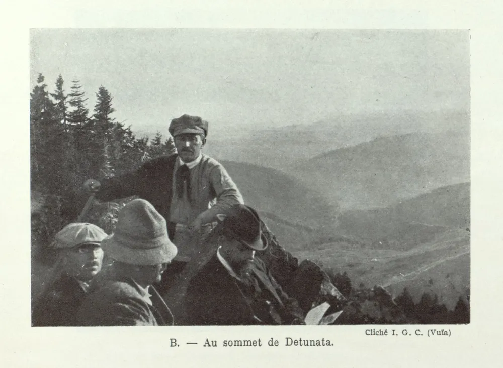 Martonne au sommet du Detunata, photographié par R. Vuia dans Travaux de l'Institut de Géographie de l'Université de Cluj (Roumanie), Vol. I. 1922