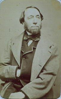Photographie ancienne présentant un homme barbu vêtu à la mode du milieu du XIXe siècle