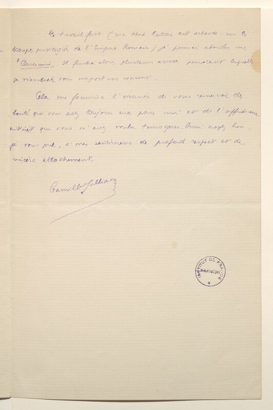 Dernière page d'une lettre manuscrite à l'encre bleue avec la signature de Camille Jullian et un tampon noir Bibliothèque Institut de France