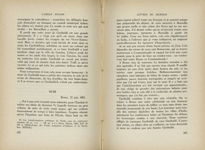 Double page de livre présentant du texte imprimé